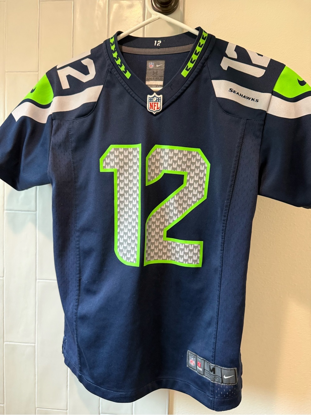 NFL Nike Youth Medium Seahawks Fan 12 Jersey.